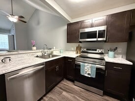 Building Photo - Galleria Pointe Apartments and Townhomes
