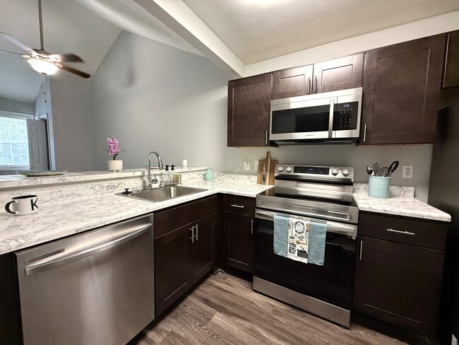 Building Photo - Galleria Pointe Apartments and Townhomes