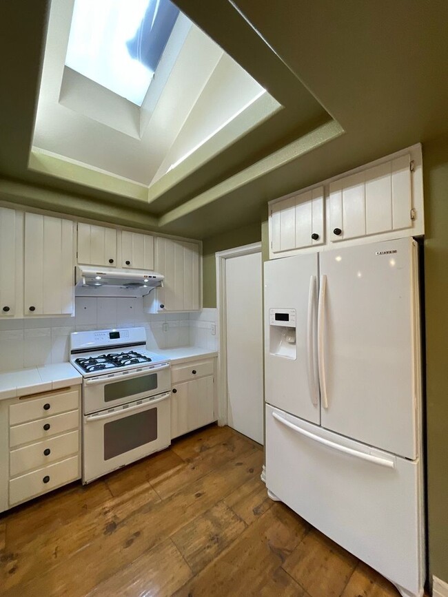 Building Photo - 3 Bedroom Irvine Home - Large Master Suite...