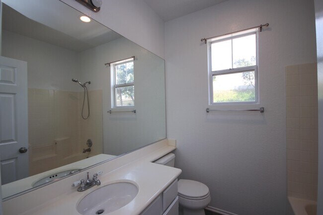 Building Photo - 1100 Rosewalk Way