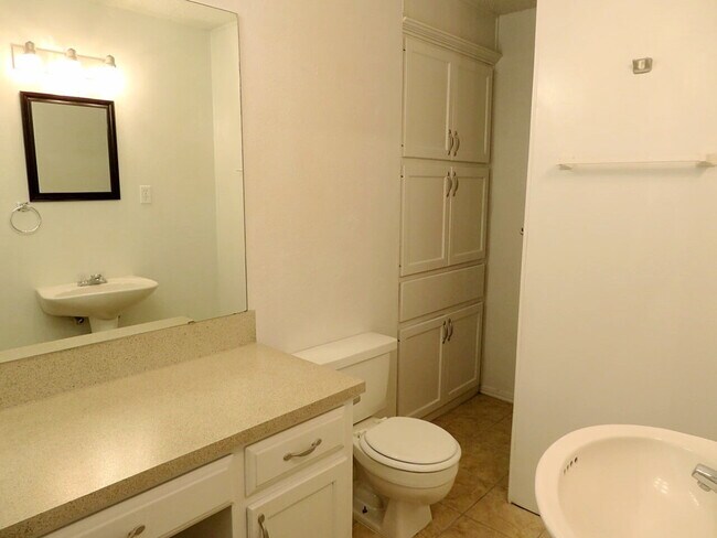 Building Photo - Home Located Minutes From Elementary & Restaurants!