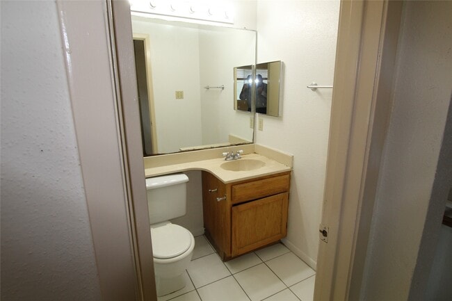 Building Photo - 2823 Chimneystone Cir