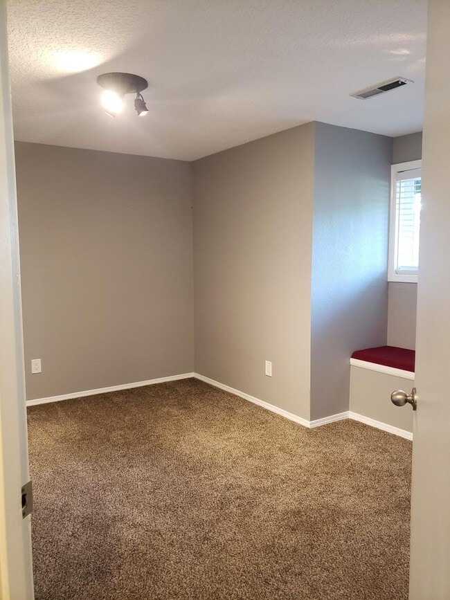 Building Photo - Beautiful Home in Quiet Cul-de-sac!