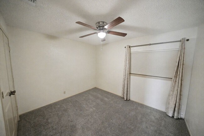 Building Photo - Charming 3-bed, 2-bath home in Universal C...