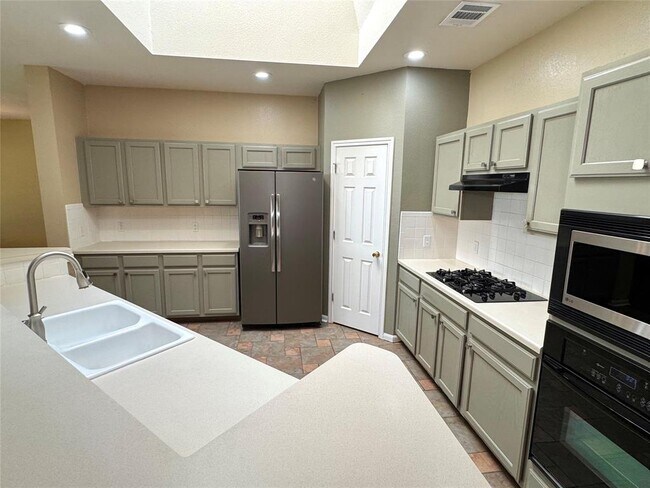 Building Photo - 1104 Vanderbilt Cir