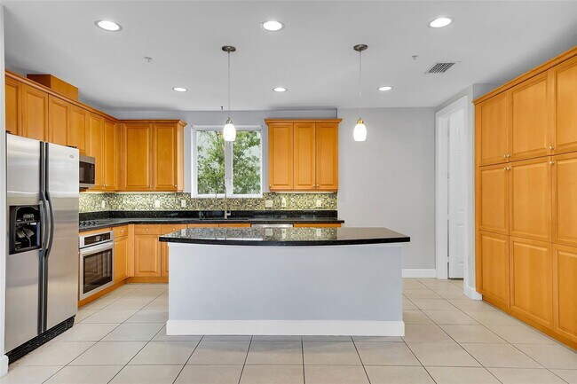 Building Photo - 1902 Coral Heights Ct