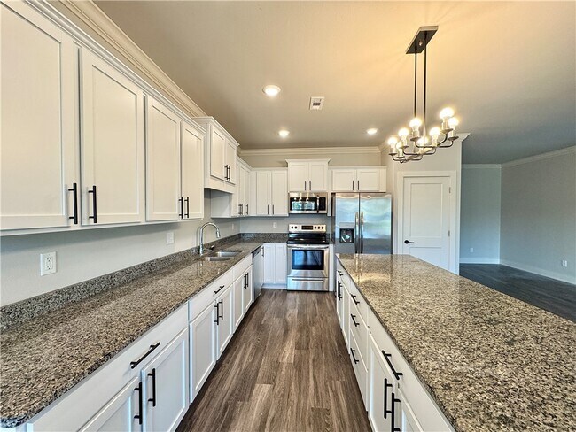 Building Photo - 832 NE Hts Ln