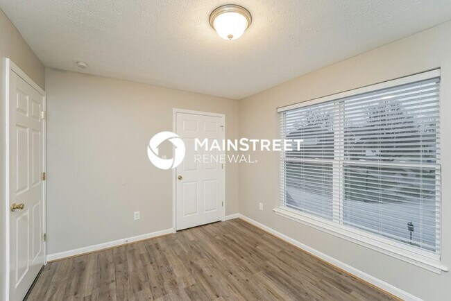 Building Photo - 4 Bedroom Pet-Friendly Home in Louisville, KY with Main Street Renewal