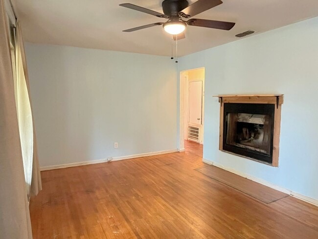 Building Photo - 2611 Pembrook Dr