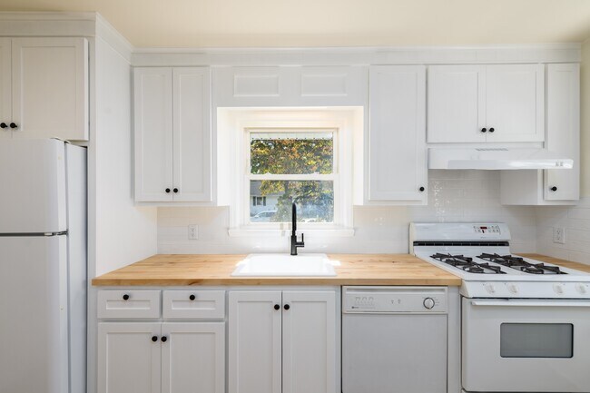 Building Photo - 361 Meadowbrook Ave
