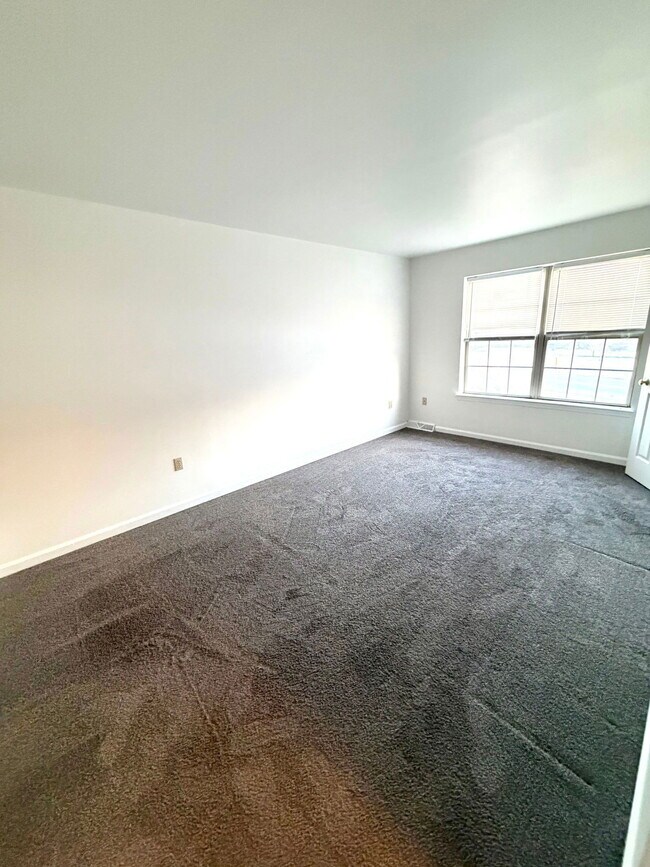 Building Photo - 170 Federal Way