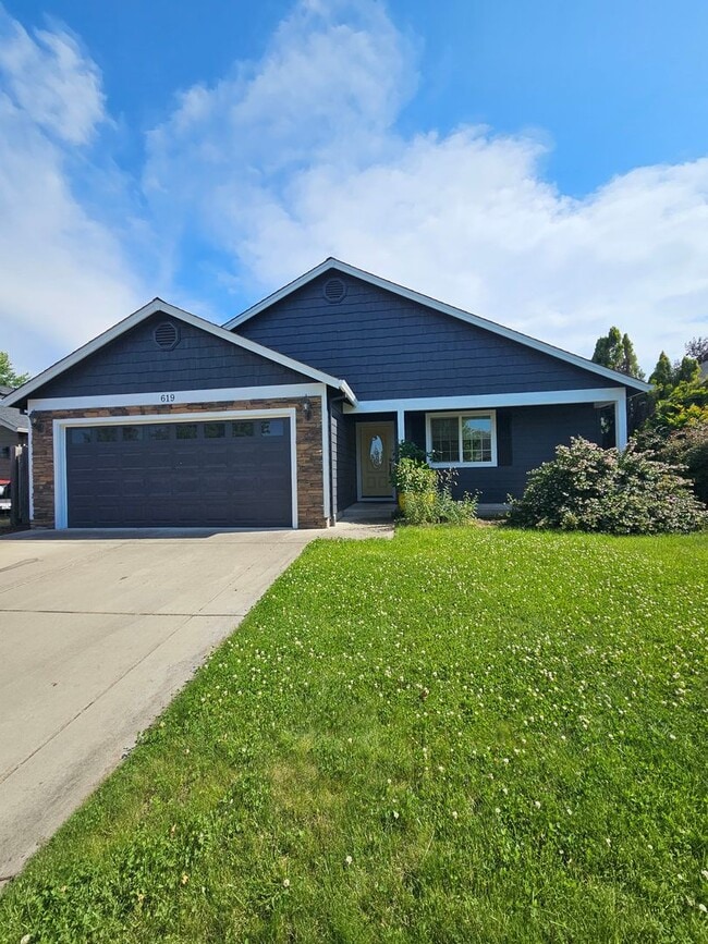 Primary Photo - Beautiful Home near Schools and a Large Park!