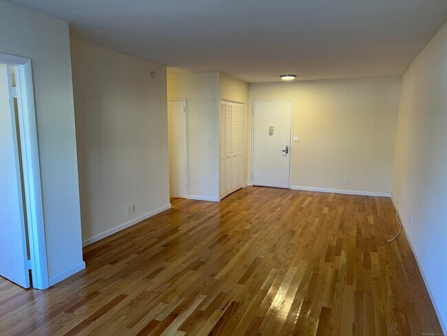 Building Photo - 2600 Park Ave