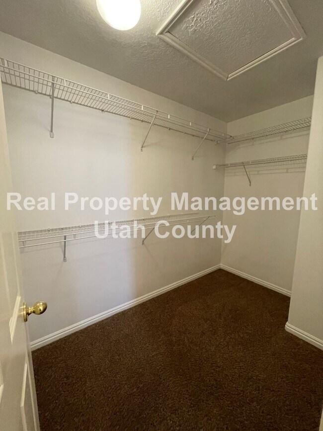 Building Photo - Stunning Townhome in Lehi