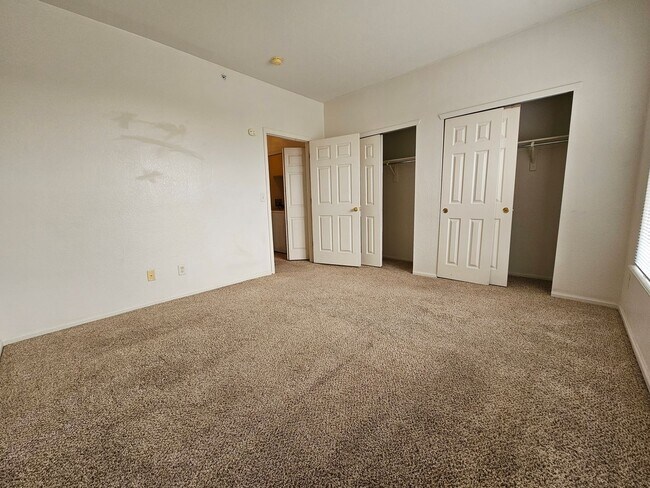 Building Photo - Awesome Aurora Top Floor 2 Bed 2 Bath Cond...