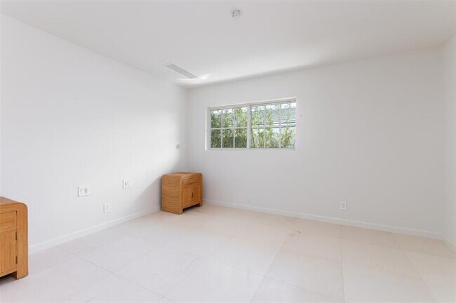 Building Photo - 3061 NE 42nd St