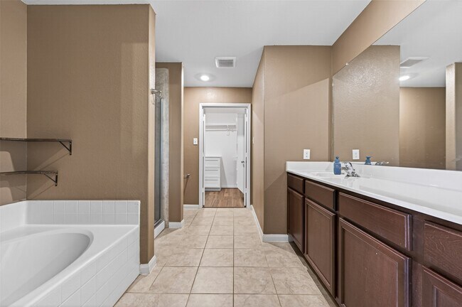 Building Photo - 22615 Harrington Field Dr