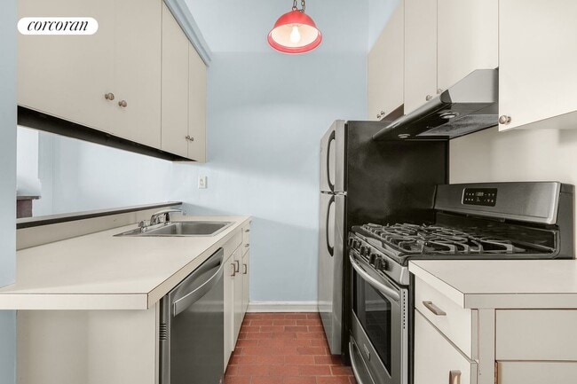 Building Photo - 362 W 46th St