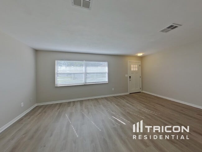 Building Photo - 92 Ventura Dr