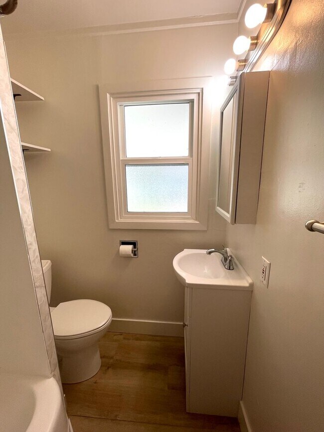 Building Photo - Spacious 2+ Bedroom Duplex Unit in Richlan...