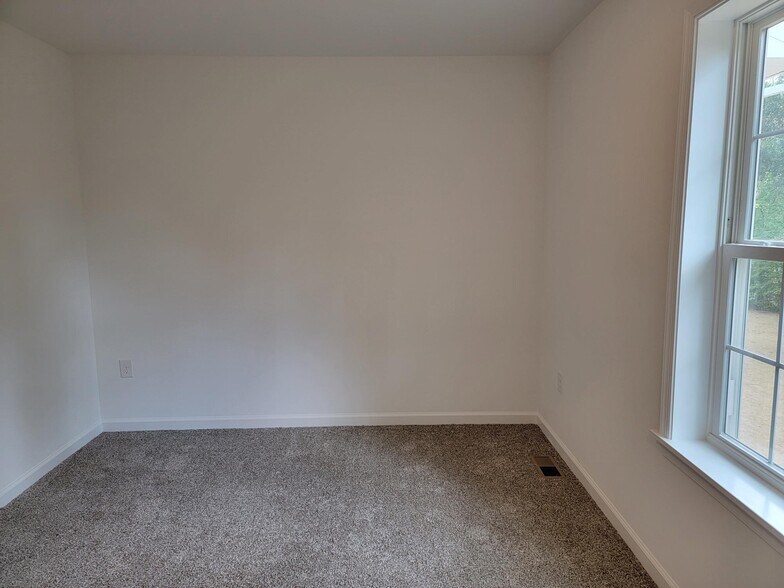 Building Photo - 108 Robert Cir