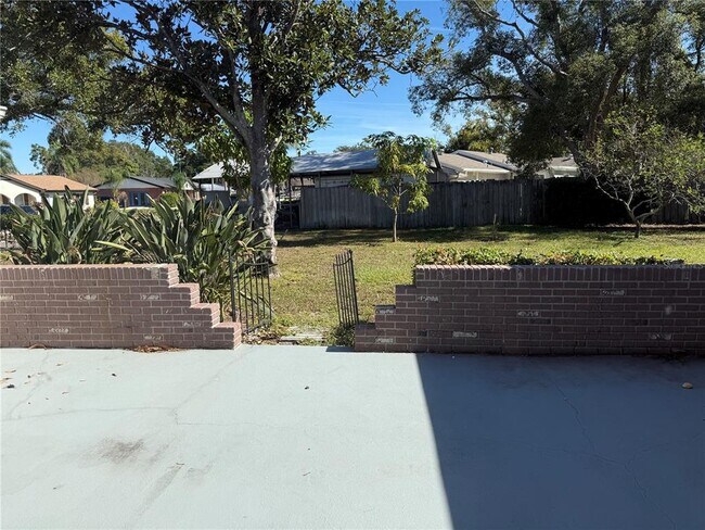 Building Photo - 13513 Shady Shores Dr