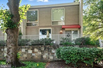 Building Photo - Welcome home to this beautifully updated 3...