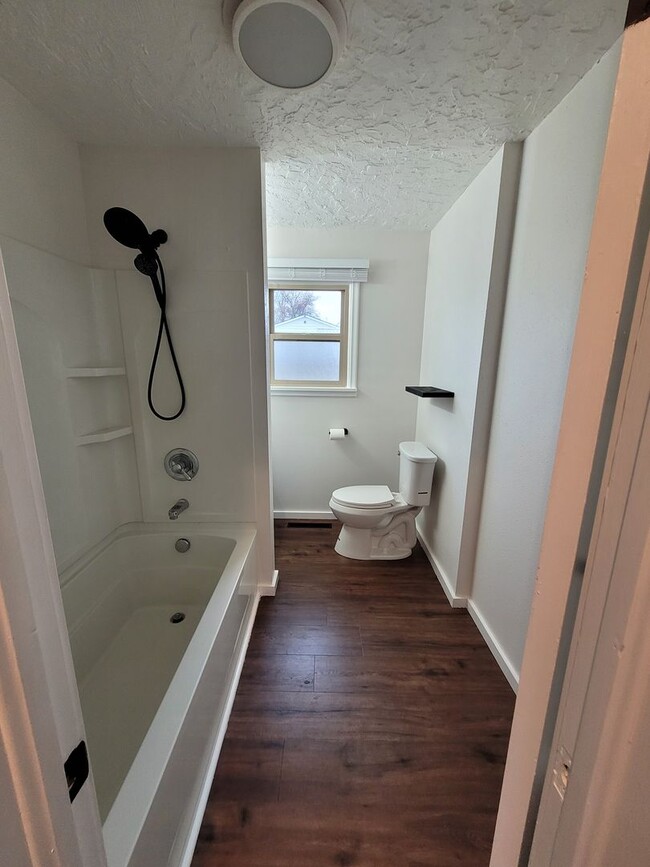 Building Photo - Fully Remodeled 2-Bedroom, 1.5-Bathroom Re...