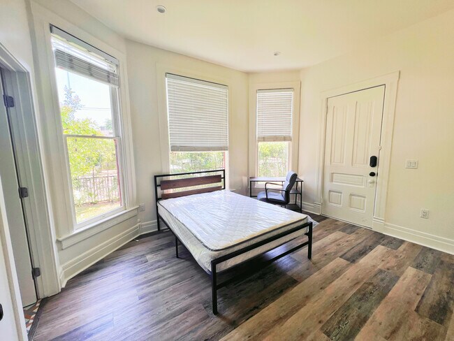 Building Photo - 1301 W 22nd St