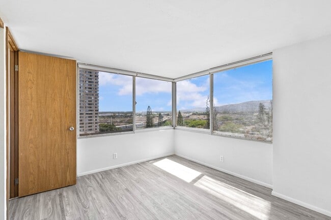 Building Photo - Welcome to your urban oasis!