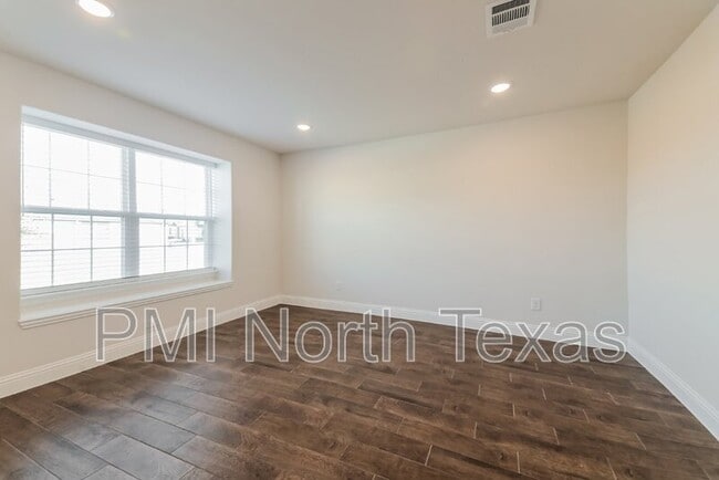 Building Photo - 515 Parrino pkwy