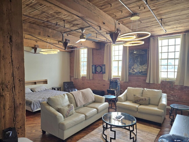 Building Photo - 226 Mt Elliott St