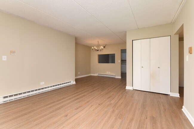 Building Photo - 953 N Rohlwing Rd
