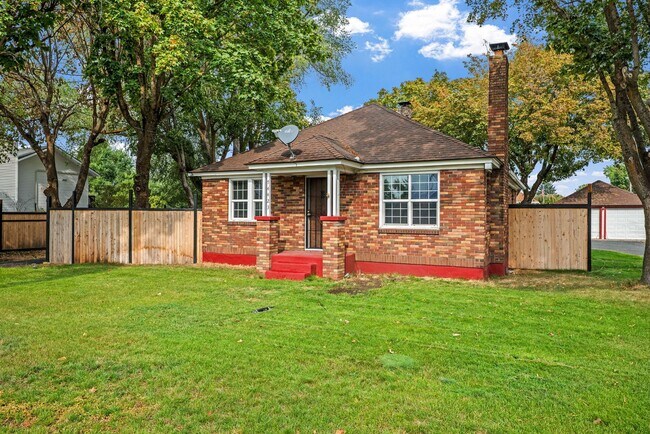 Building Photo - East Valley Home With Large Yard!