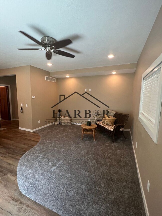 Building Photo - 807 1st Dr NW