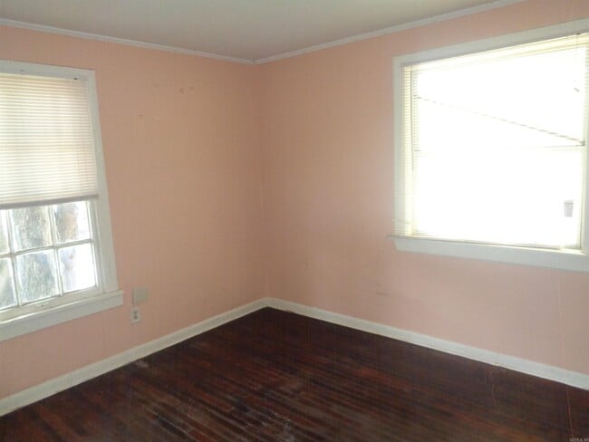 Building Photo - 920 S Elm St
