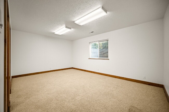 Building Photo - "Spacious 4-Bedroom, 4.5 Bathroom 4792 sq. ft. Retreat with Scenic Views and Cozy Fireplace in St...