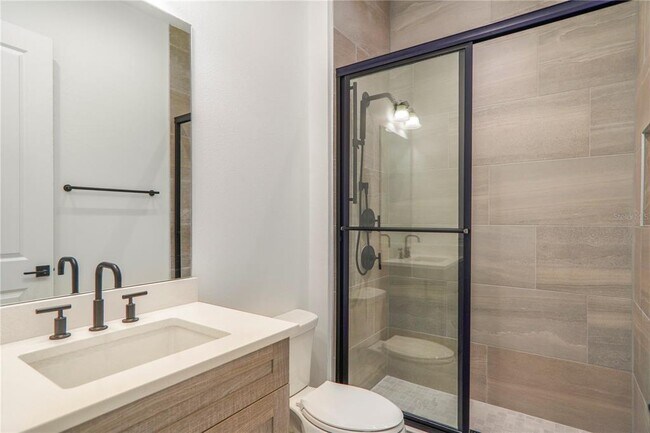 Building Photo - 15023 Pendio Dr