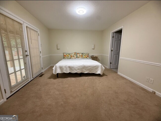 Building Photo - 70 Golden Oaks Dr