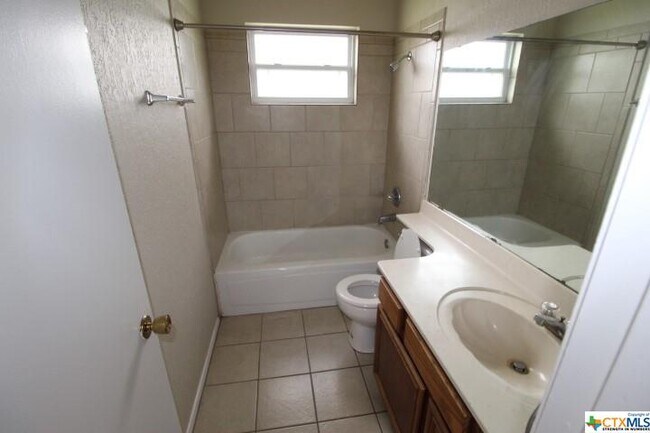 Building Photo - 2305 Woodlands Dr