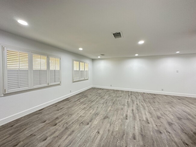 Building Photo - 2814 W Dengar Ave