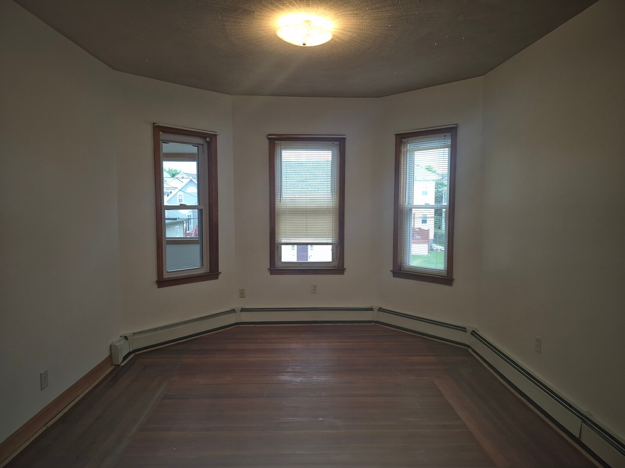 Building Photo - 105 3rd St