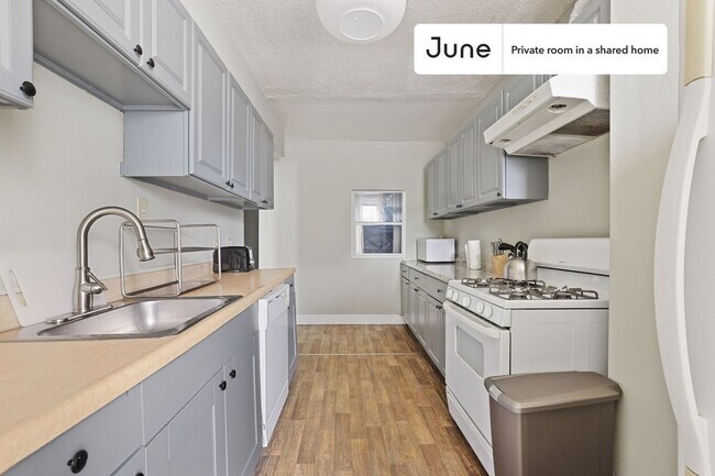Building Photo - Private bedroom in 5 bed/2 bath Home