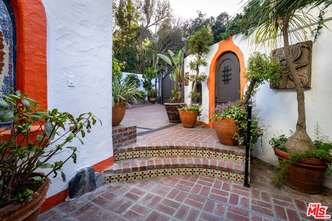 Building Photo - 2942 Passmore Dr