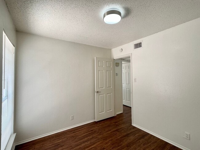 Building Photo - Upgraded 2/1 in South Austin