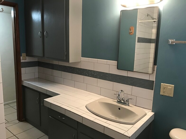 Hall bathroom - 1505 East Edison Street