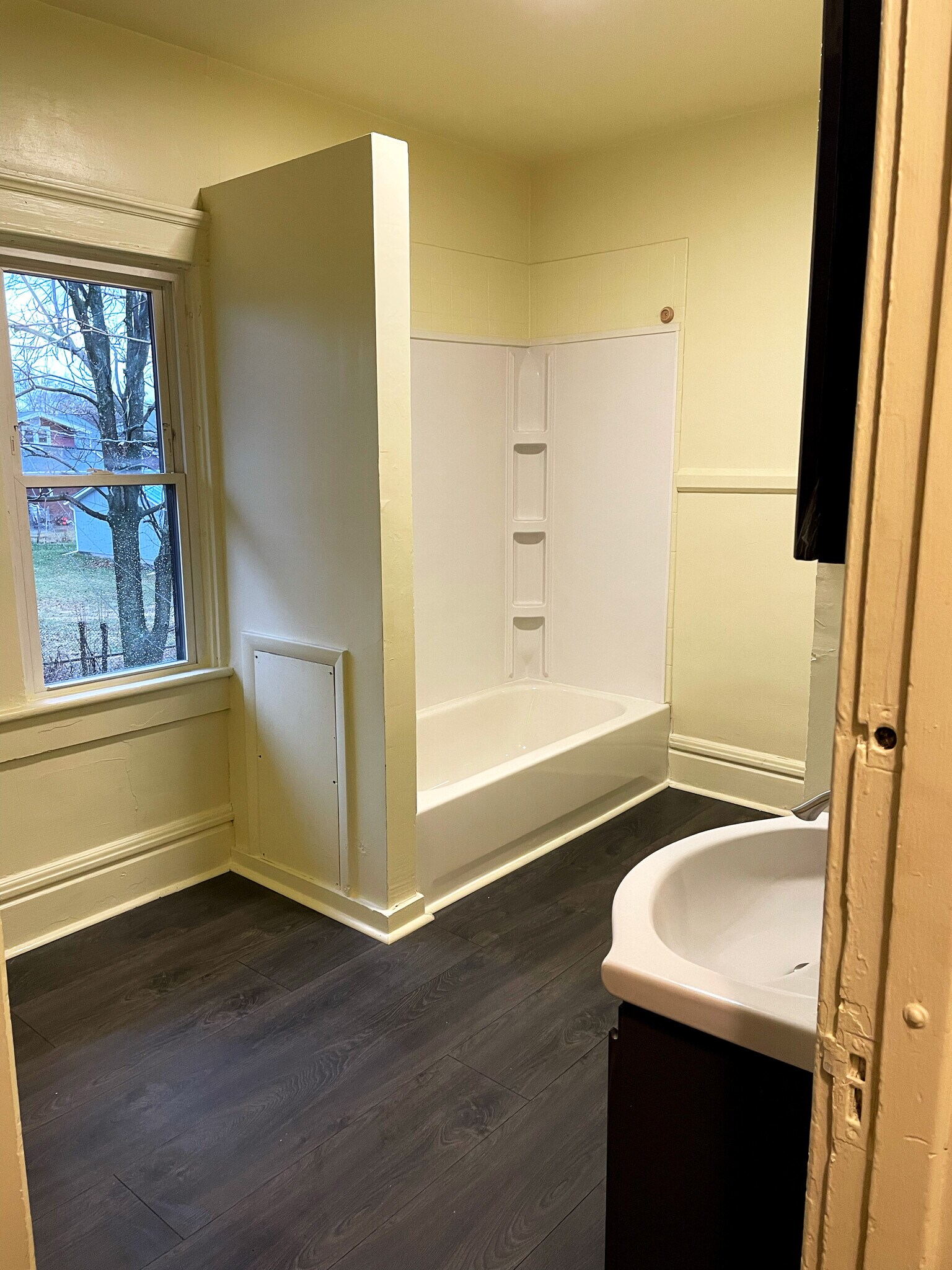 Building Photo - 889 N Main St