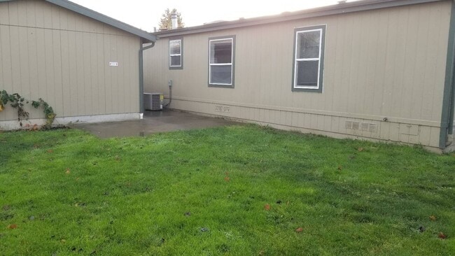 Building Photo - Pet Friendly 4 bedroom 2 bath home w/ 2 car garage