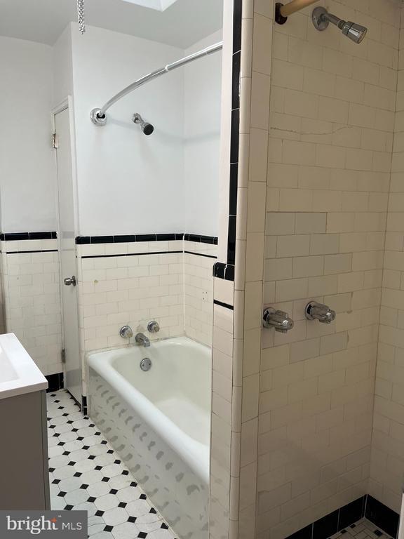 Building Photo - 1323 Gilham St