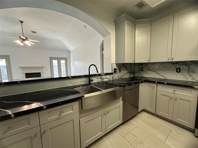 Building Photo - 2027 Marchwood Manor Dr